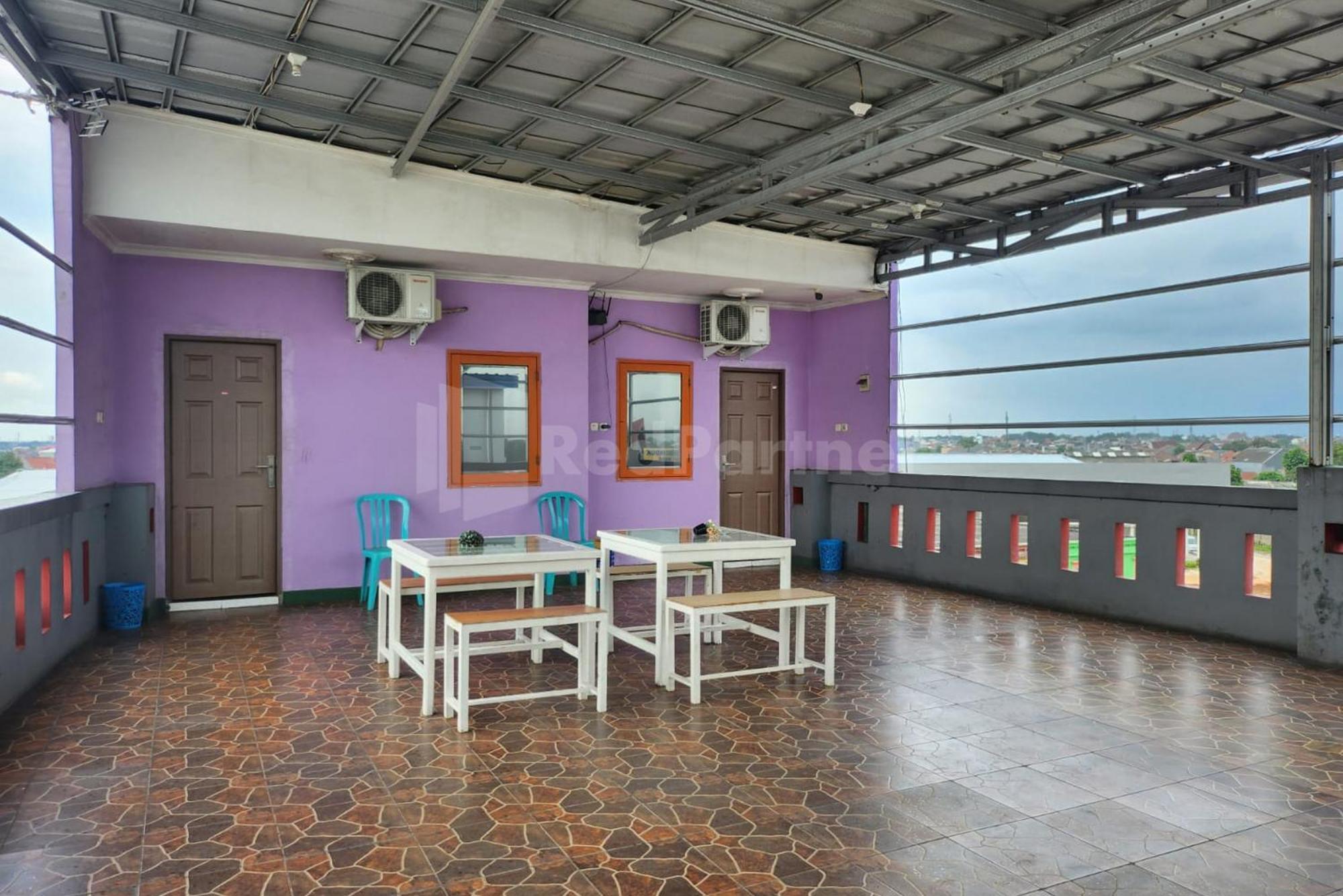 Puspita Homestay Mitra Reddoorz Bekasi Zewnętrze zdjęcie